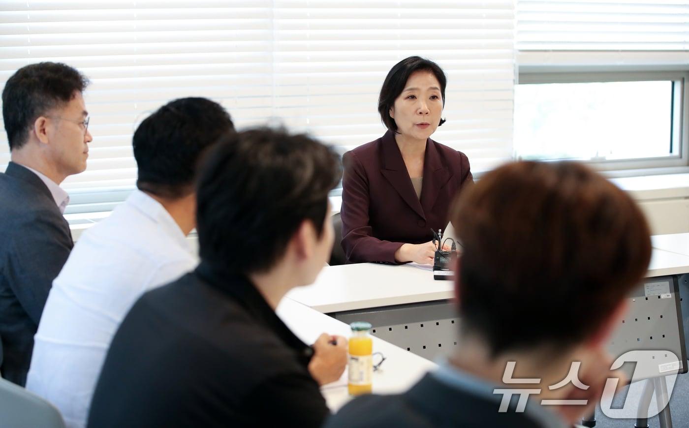 오영주 중소기업벤처부 장관이 14일 오후 서울 마포구 드림스퀘어에서 열린 티몬·위메프 미정산 피해기업 간담회에 참석해 피해기업 관계자들과 대화하고 있다. 2024.8.14/뉴스1 ⓒ News1 이승배 기자