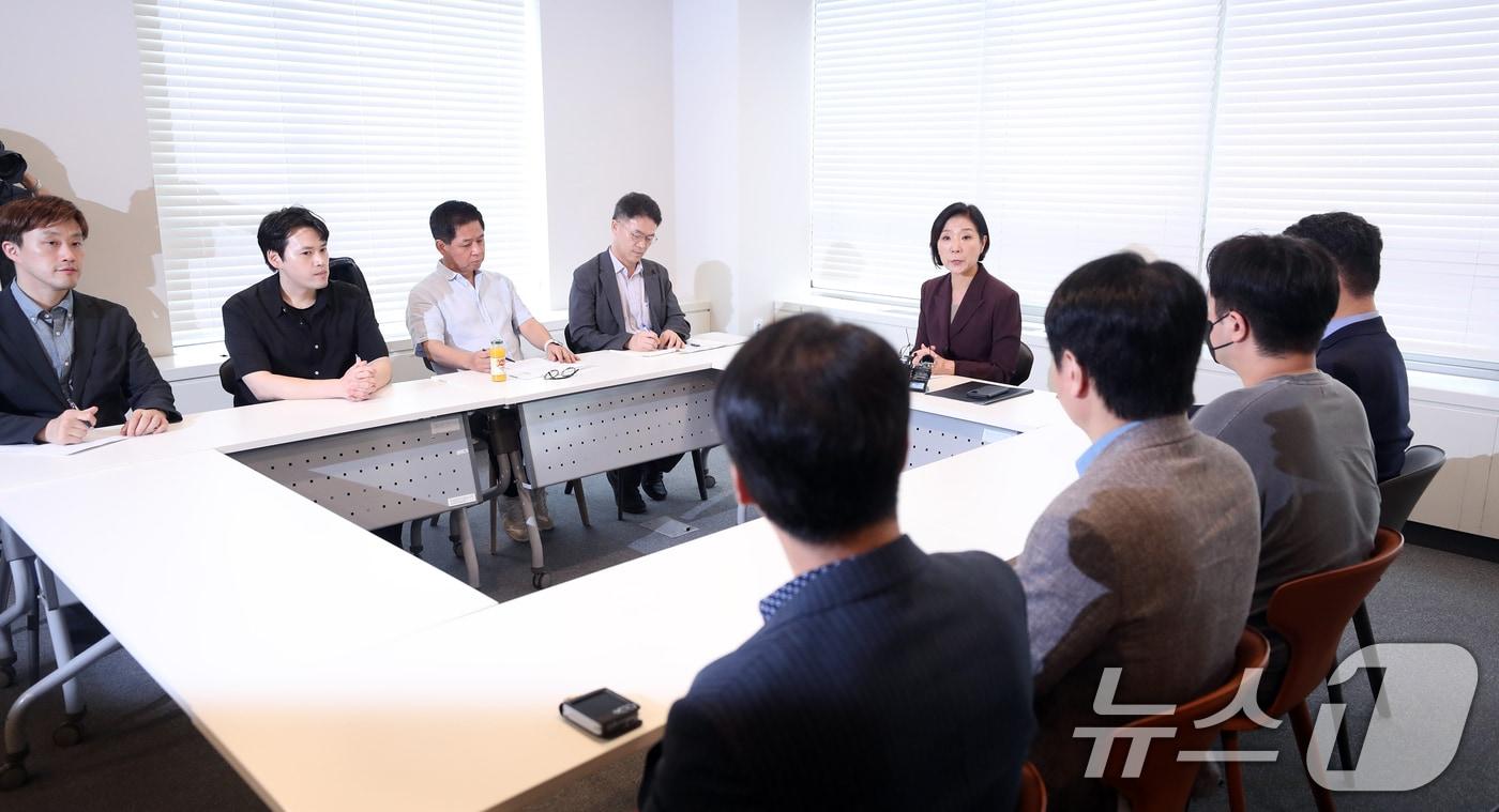 오영주 중소기업벤처부 장관이 14일 오후 서울 마포구 드림스퀘어에서 열린 티몬·위메프 미정산 피해기업 간담회에 참석해 피해기업 관계자들과 대화하고 있다. 2024.8.14/뉴스1 ⓒ News1 이승배 기자