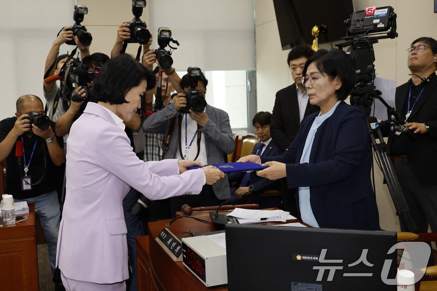 이진숙 방송통신위원회 위원장이 14일 오후 서울 여의도 국회 과학기술정보방송통신위원회에서 열린 방송장악 2차 청문회에서 증인 선서를 마치고 최민희 위원장에게 선서문을 전달하고 있다. 2024.8.14/뉴스1 ⓒ News1 안은나 기자