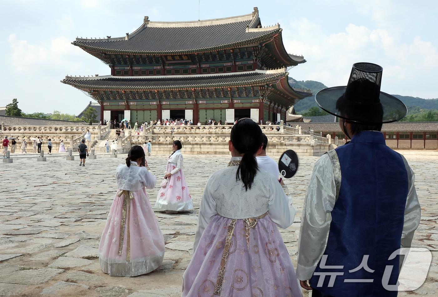 14일 오후 서울 종로구 경복궁에서 여성가족부 주최로 열린 &#39;한·베 다문화가족 청소년 초청캠프&#39;에 참석한 청소년들이 근정전을 관람하고 있다.  2024.8.14/뉴스1 ⓒ News1 김진환 기자