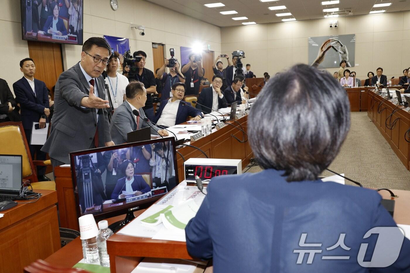 최형두 국민의힘 과방위 간사가 14일 오후 서울 여의도 국회 과학기술정보방송통신위원회에서 열린 방송장악 2차 청문회에서 김태규 방통위원장 직무대행 증언 거부 고발의 건이 상정되자 항의하고 있다. 2024.8.14/뉴스1 ⓒ News1 안은나 기자