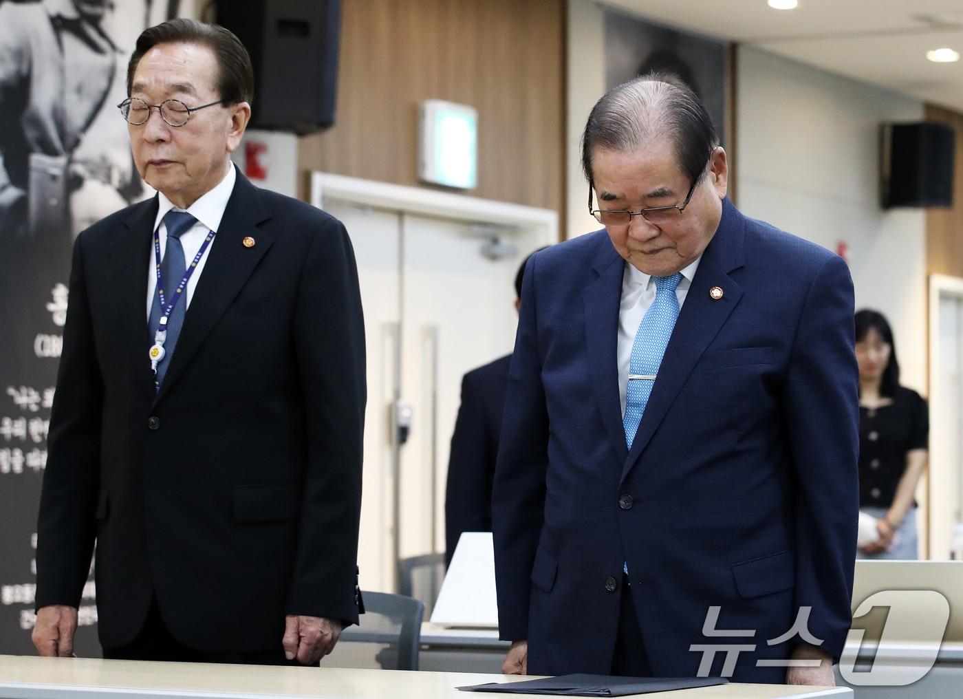 광복회 이종찬 회장&#40;오른쪽&#41;과 김진 부회장이 8월 14일 오후 서울 영등포구 광복회관에서 열린 유도 은메달리스트 허미미 선수 독립유공자 유족회원증 수여식에서 순국선열에 대한 묵념을 하고 있다. 2024.8.14/뉴스1 ⓒ News1 오대일 기자