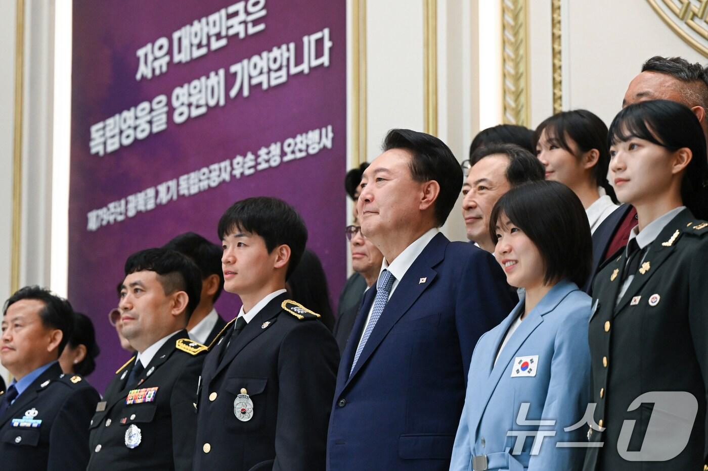 윤석열 대통령이 14일 청와대 영빈관에서 열린 독립유공자 후손 초청 오찬에서 참석자들과 함께 기념촬영을 하고 있다. &#40;대통령실 제공&#41; 2024.8.14/뉴스1 ⓒ News1 송원영 기자