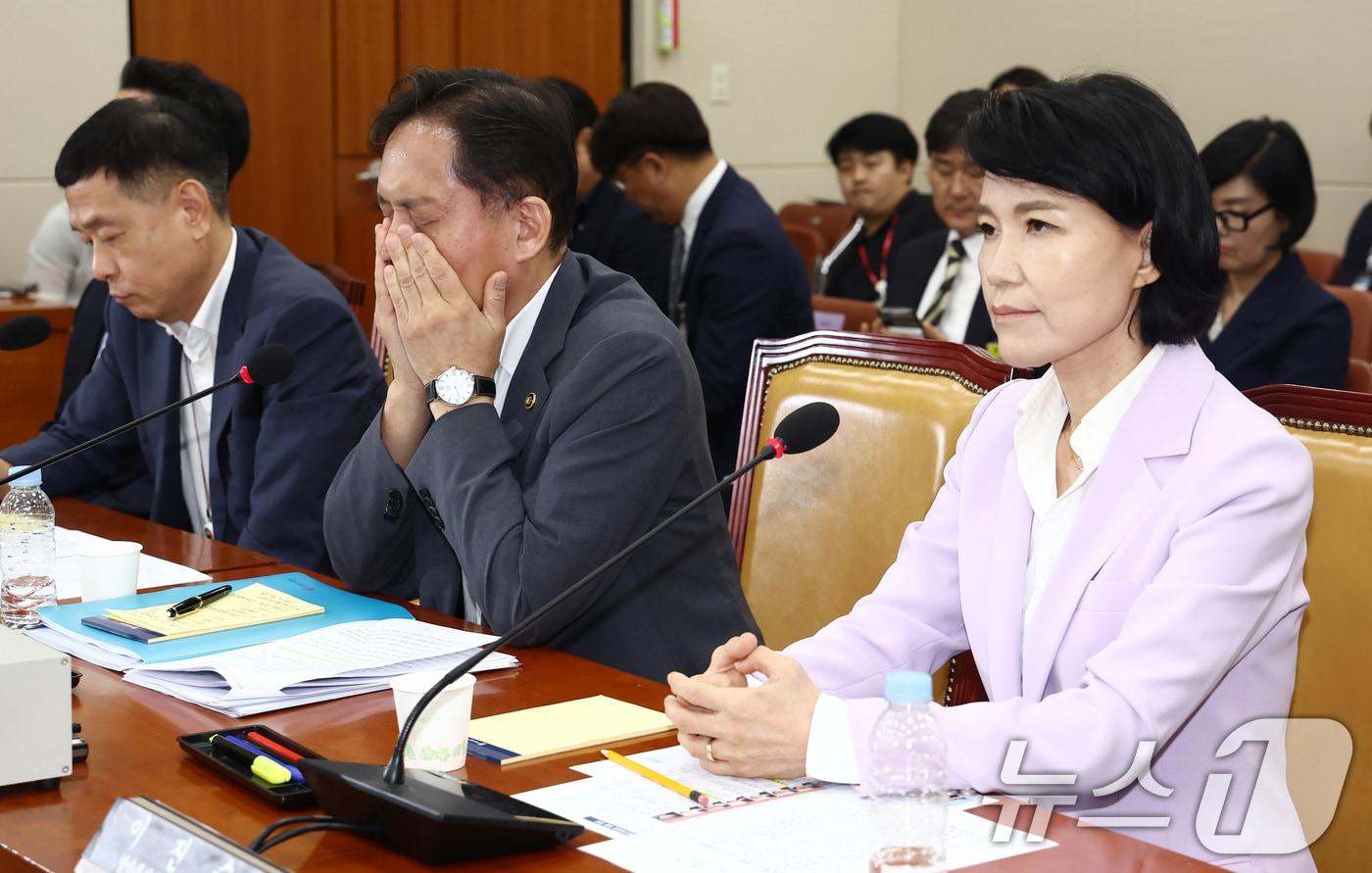 김태규 방송통신위원장 직무대행이 14일 오후 서울 여의도 국회 과학기술정보방송통신위원회 전체회의장에서 열린 방송장악 2차 청문회에서 의원 질의를 듣던 도중 얼굴을 매만지고 있다. 오른쪽은 이진숙 방송통신위원장. 2024.8.14/뉴스1 ⓒ News1 김민지 기자