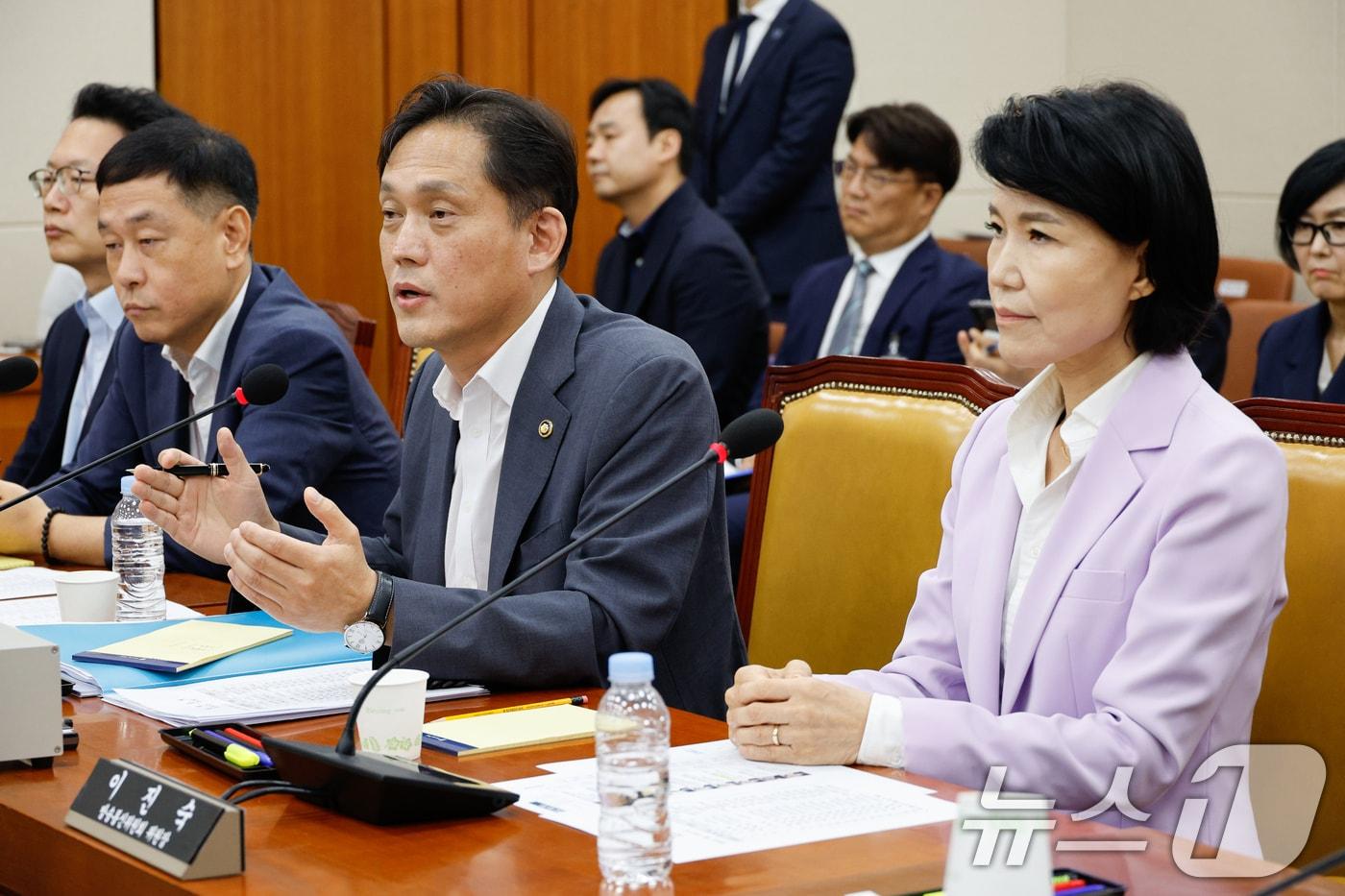 김태규 방송통신위원회 위원장 직무대행이 14일 오후 서울 여의도 국회 과학기술정보방송통신위원회에서 열린 방송장악 2차 청문회에 출석해 질의에 답하고 있다. 오른쪽은 이진숙 방통위원장. 2024.8.14/뉴스1 ⓒ News1 안은나 기자