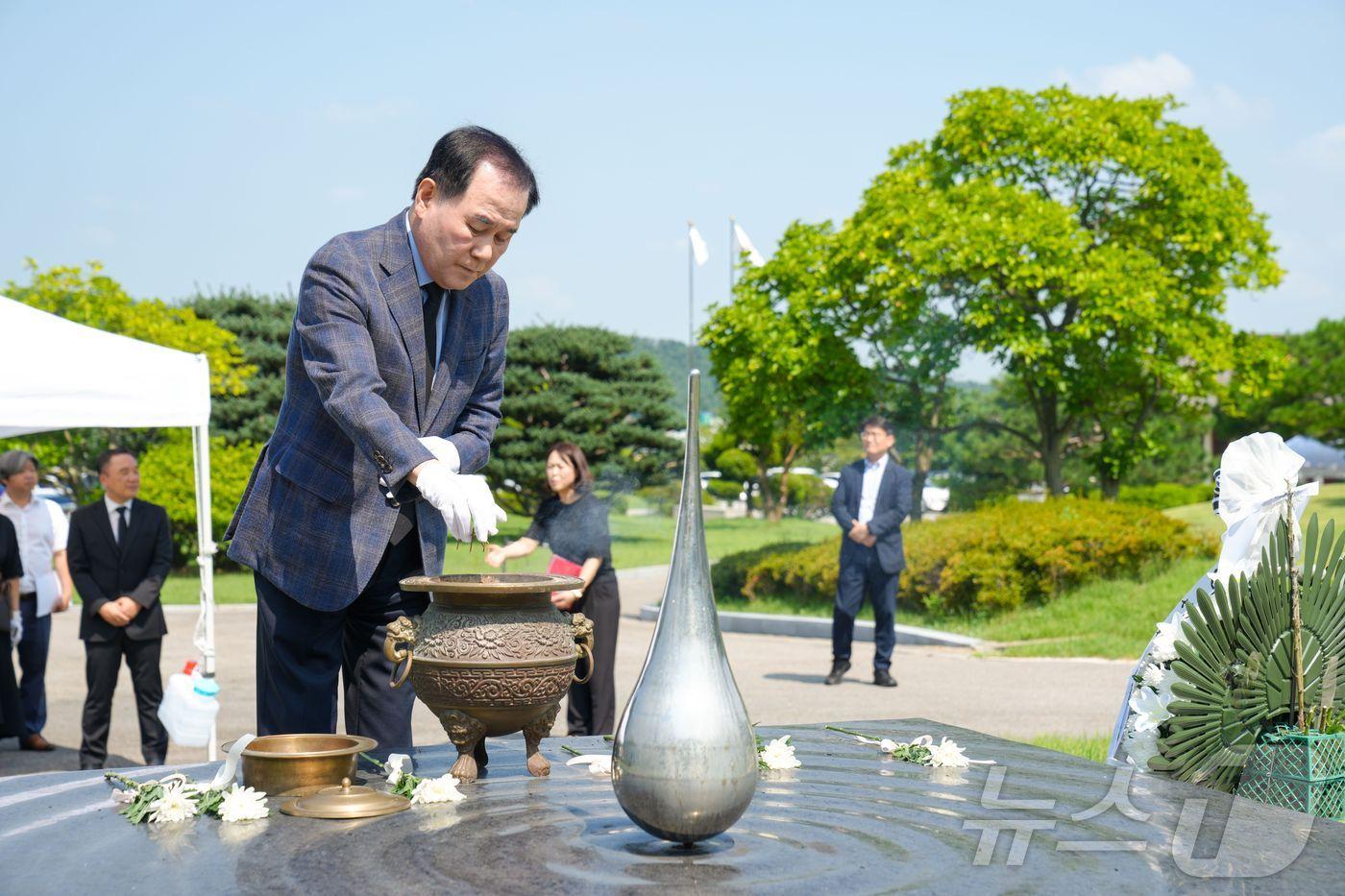 김지철 충남교육감이 14일 국립 망향의 동산에서 위안부 피해자 추모비에 분향하고 있다. &#40;충남교육청 제공&#41; /뉴스1