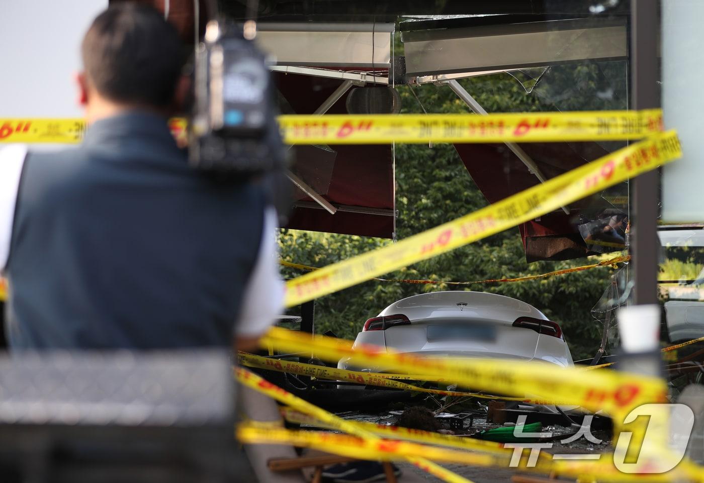 지난 14일 오후 경기 용인시 수지고 고기동의 한 카페로 전기차가 돌진하는 사고가 발생해 사고 현장이 통제되고 있다. 2024.8.14/뉴스1 ⓒ News1 김영운 기자