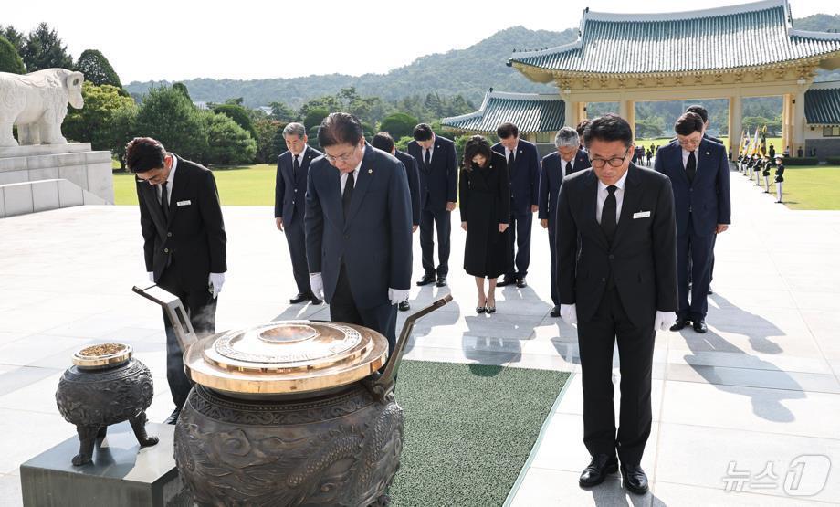 14일 오전 대한민국시도의회의장협의회 안성민 회장&#40;사진 앞줄 가운데&#41;과 시도의회의장들이 국립대전현충원을 참배하고 있다.2024.8.14.&#40;부산시의회 제공&#41;