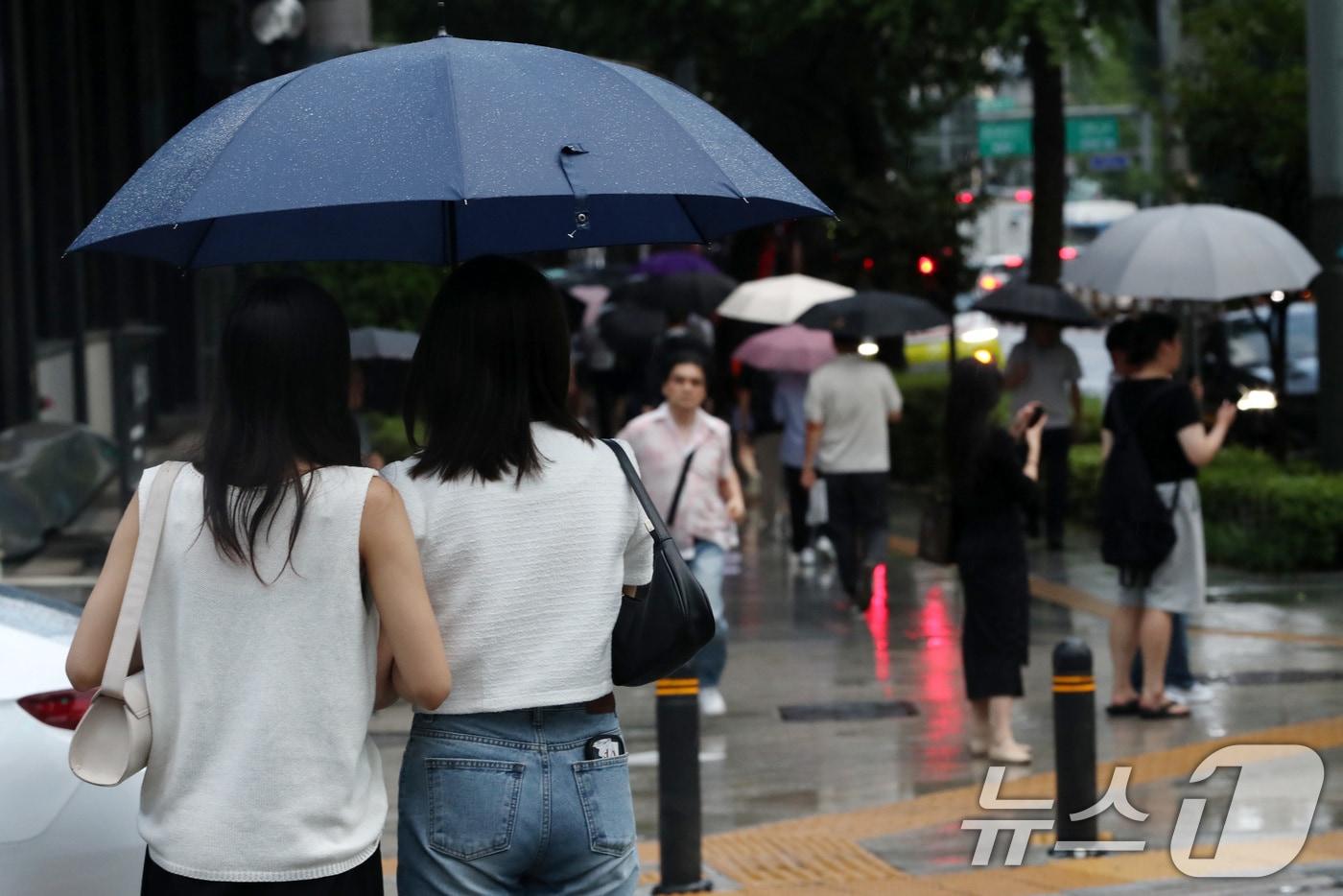 서울에 소나기가 내린 14일 오후 서울 을지로에서 우산을 쓴 퇴근길 시민들이 발걸음을 옮기고 있다. 2024.8.14/뉴스1 ⓒ News1 박세연 기자