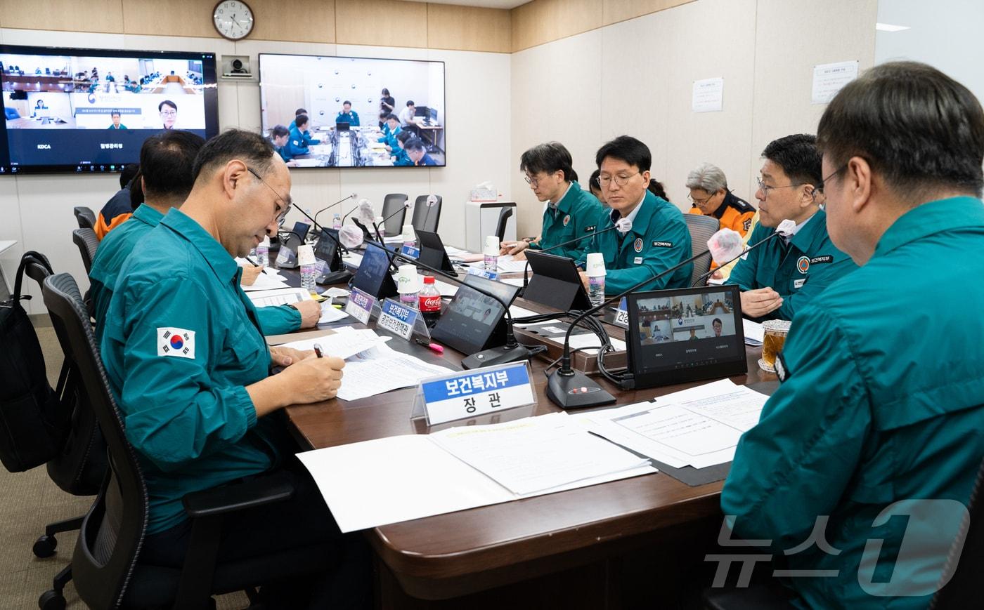 조규홍 보건복지부 장관이 14일 오후 4시30분 보건복지부 회의실에서 코로나19 유행 동향 및 대응 방안 관계부처 합동회의를 진행하고 있다.