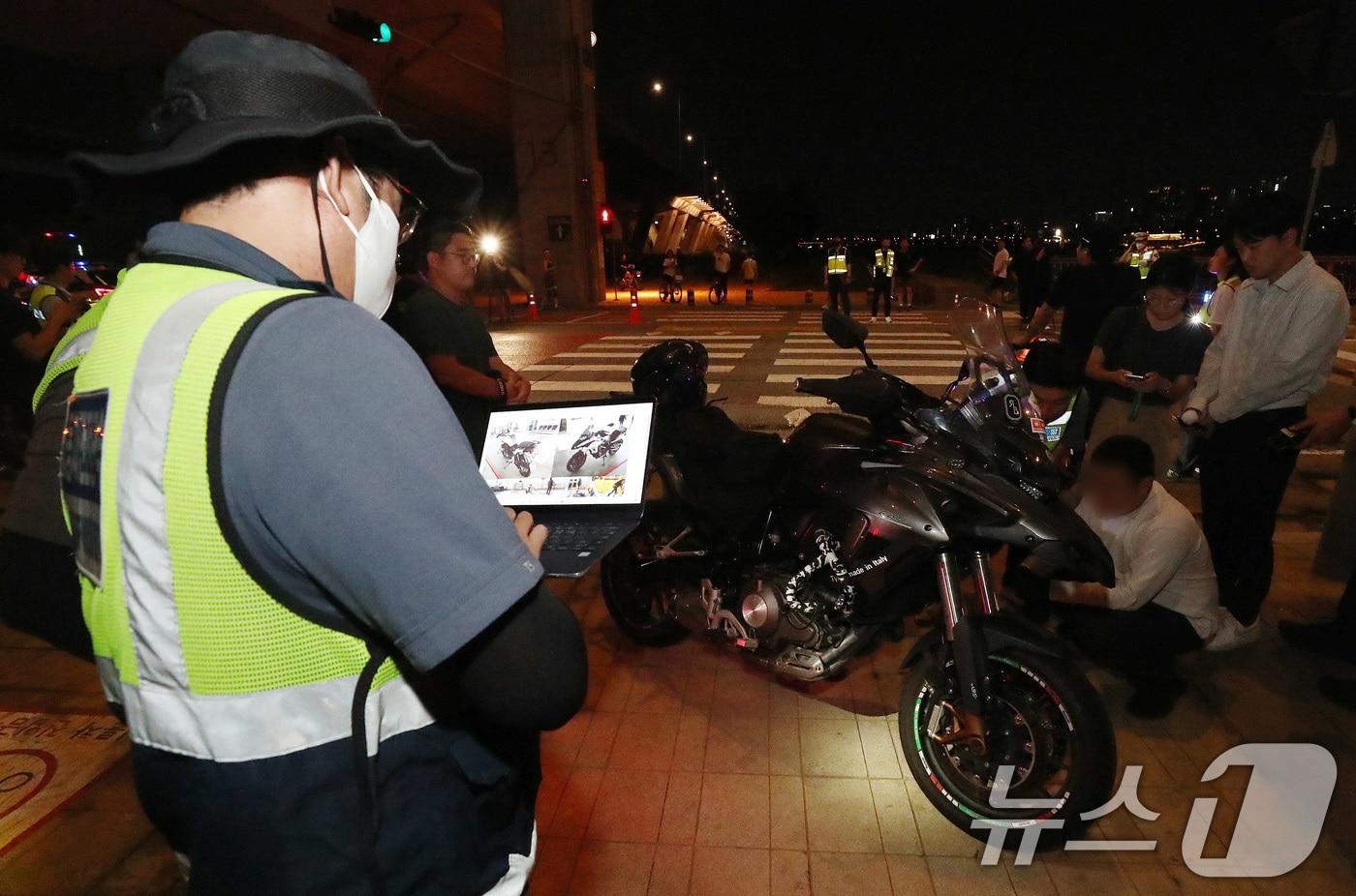 광복절을 하루 앞둔 14일 오후 서울 잠수교 북단에서 실시된 서울경찰청 8.15 광복절 대비 폭주족 특별단속에서 한 오토바이 운전자가 불법 튜닝으로 단속에 걸리고 있다. 2024.8.14/뉴스1 ⓒ News1 박세연 기자