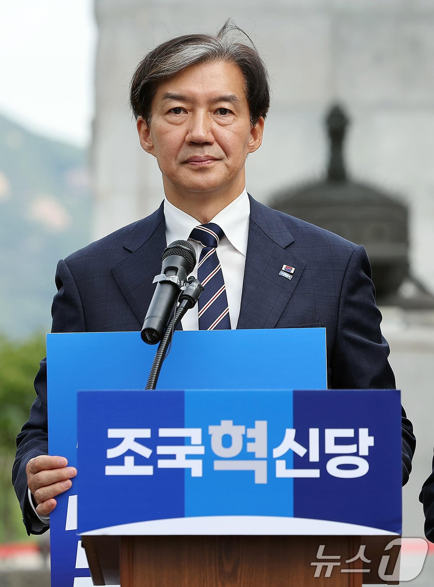 조국 조국혁신당 대표가 광복절인 15일 오전 서울 종로구 광화문광장 이순신 장군 동상 앞에서 열린 윤석열 정권의 대일굴종외교 규탄 및 김형석 독립기념관장 임명 철회 촉구 기자회견에 참석해 피켓을 들고 있다. 2024.8.15/뉴스1 ⓒ News1 김진환 기자