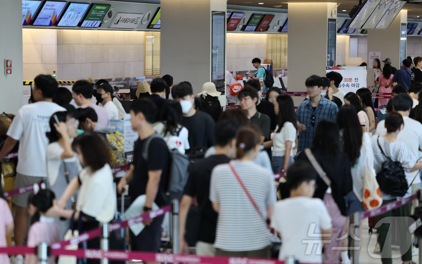 광복절인 지난 8월 15일 서울 강서구 김포공항 국내선청사에서 여행객들이 탑승수속을 기다리고 있다. /뉴스1 ⓒ News1 김도우 기자