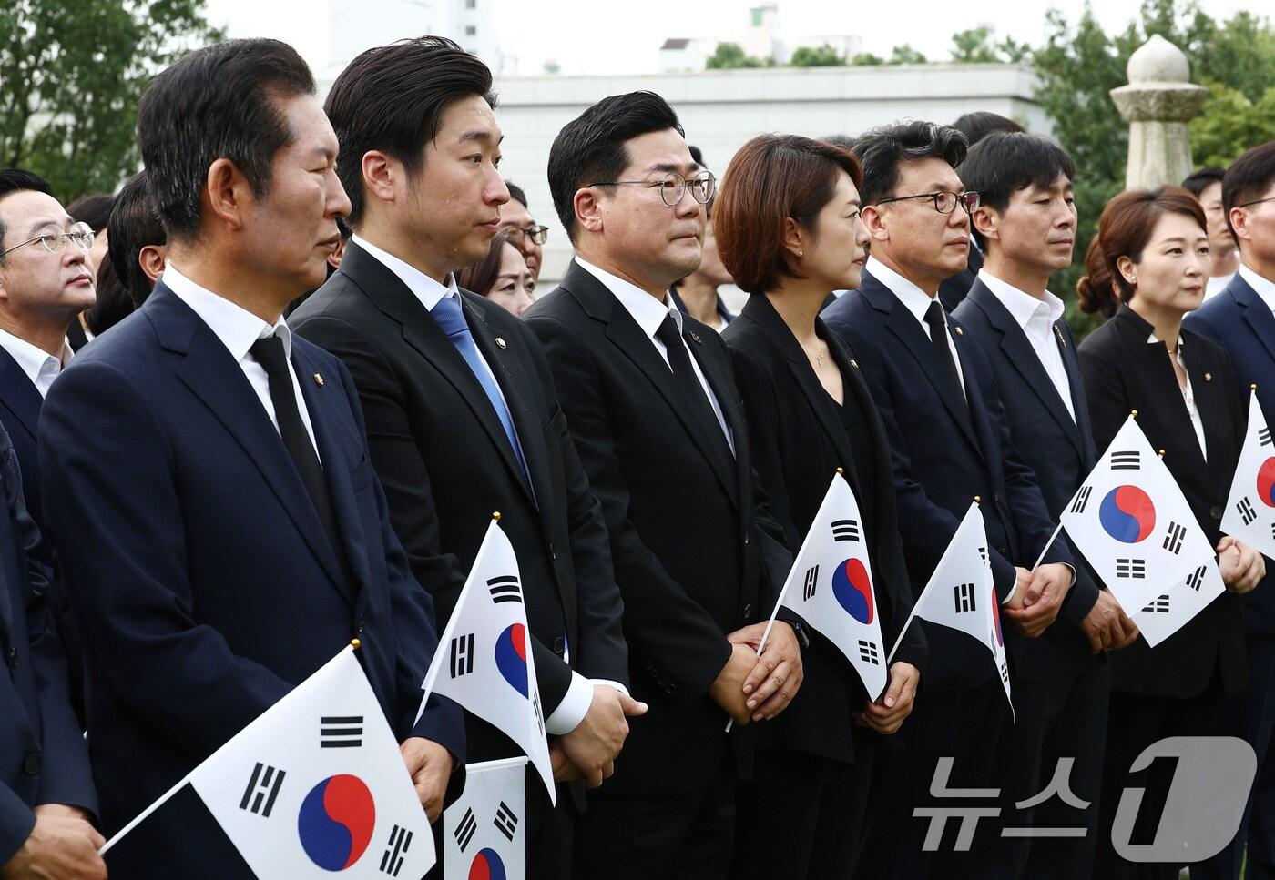 박찬대 더불어민주당 대표 직무대행 겸 원내대표를 비롯한 지도부가 제79주년 광복절인 15일 오전 서울 용산구 효창공원 내 백범 김구 선생 묘역을 찾아 참배하고 있다. 이날 민주당 등 야당은 김형석 신임 독립기념관장 임명에 반대해 정부 주최 광복절 경축식에 불참했다. 2024.8.15/뉴스1 ⓒ News1 김민지 기자