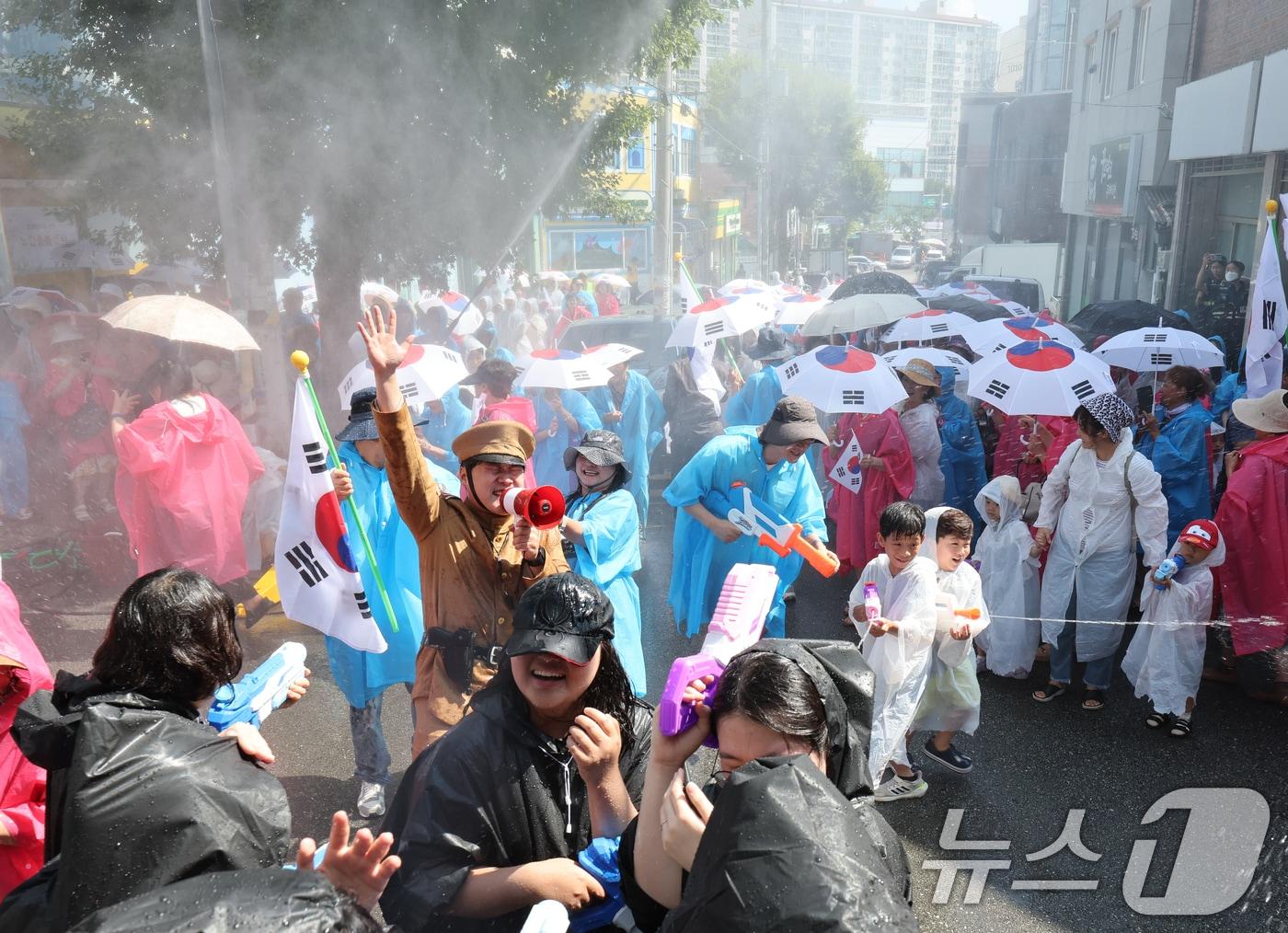 제79주년 광복절인 15일 광주광역시 광산구 월곡동 고려인마을에서 고려인동포와 시민, 학생 등 500여명이 물총을 쏘며 우리 민족의 독립 전쟁사에 빛나는 승리를 거둔 봉오동 전투 재현 행진을 하고 있다. 2024.8.15/뉴스1 ⓒ News1 김태성 기자