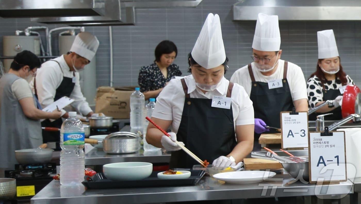 14일 열린 구미라면축제 참여업체 현장 조리심사에서 심사위원들이 업체들의 라면 조리과정을 살펴보고 있다. &#40;구미시 제공&#40;&#41; 2024.8.15/뉴스1