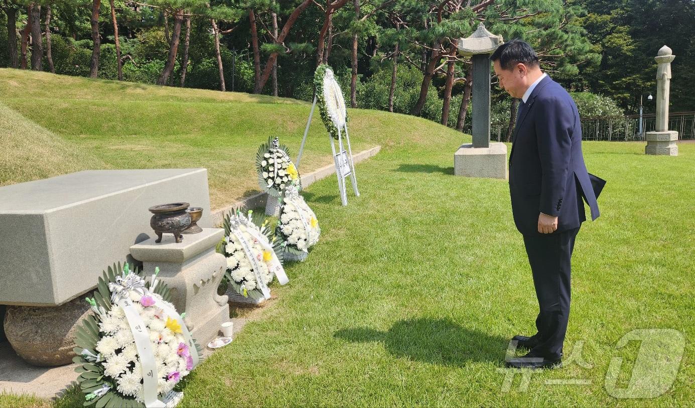 김두관 더불어민주당 대표 후보가 15일 오전 서울 용산구 효창공원 내 백범 김구 선생 묘역을 찾아 참배하고 있다. &#40;김두관 캠프 제공&#41; 2024.8.15/뉴스1 ⓒ News1 김민지 기자