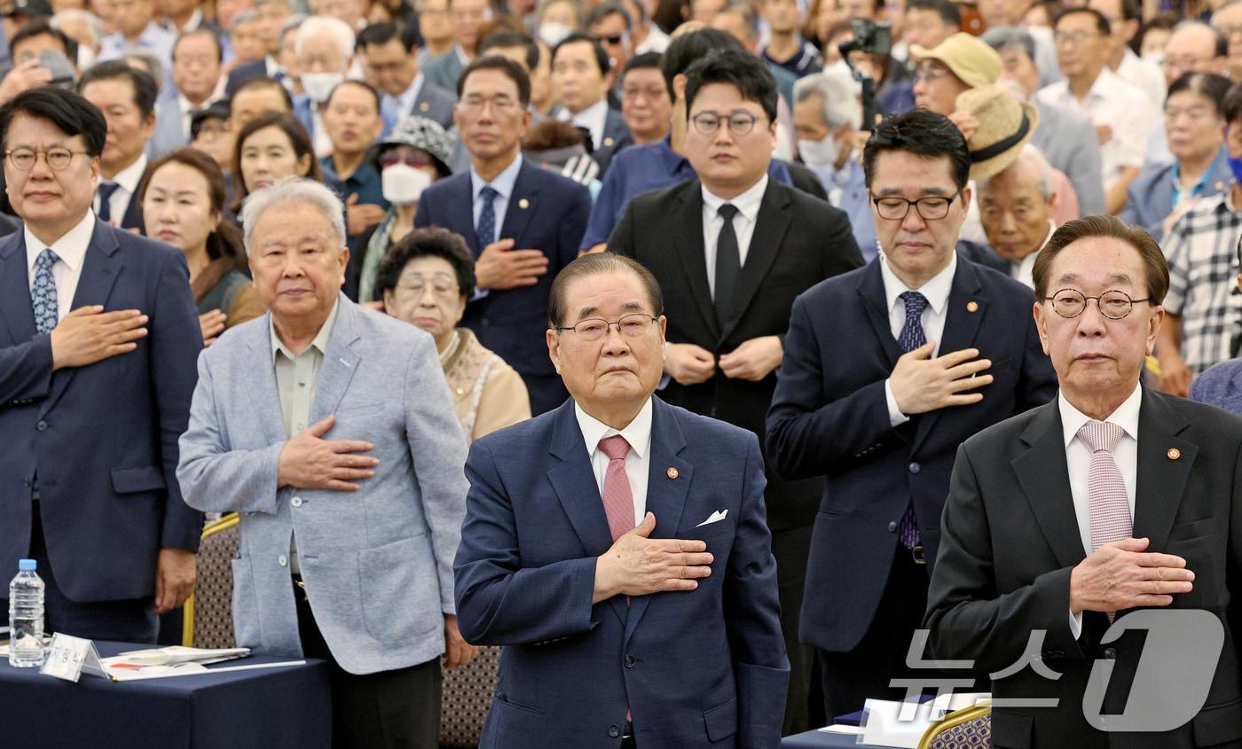 제79주년 광복절인 15일 오전 서울 용산구 백범김구기념관에서 광복회가 주최한 8.15 광복절 기념식에서 이종찬 광복회장 등 참석자들이 국민의례를 하고 있다.  2024.8.15/뉴스1 ⓒ News1 장수영 기자