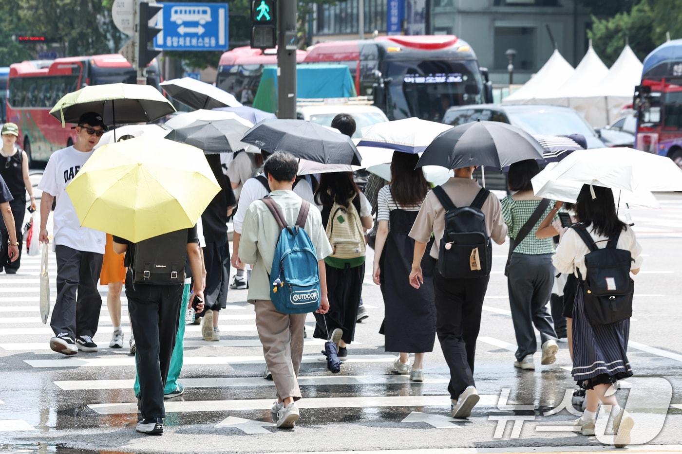 서울 지역 낮 최고 기온이 34도까지 올라 찜통더위가 찾아온 15일 서울 종로구 일대에서 시민들이 양산을 펼쳐 들고 따가운 햇빛을 막고 있다. 2024.8.15/뉴스1 ⓒ News1 민경석 기자