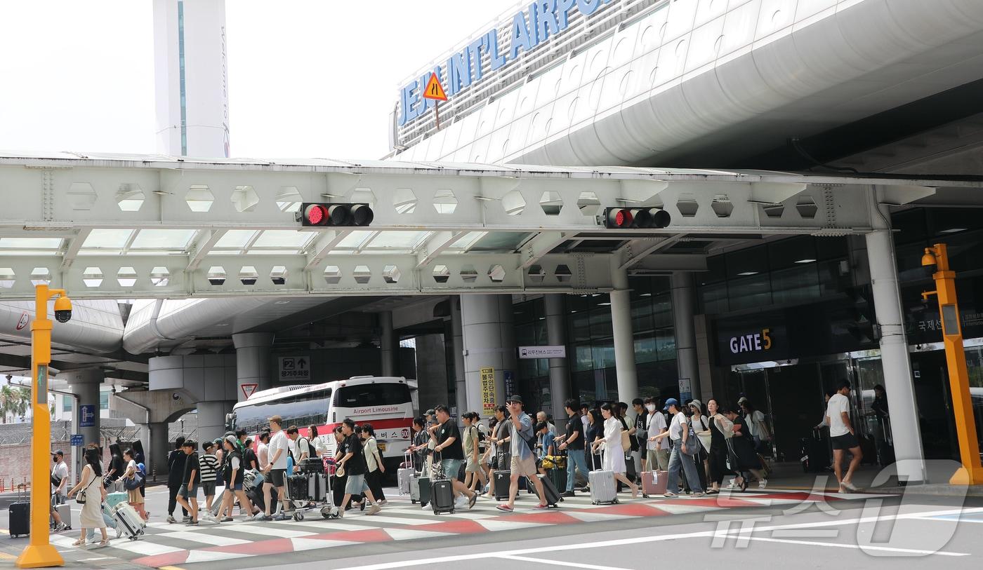 제주국제공항에 도착한 관광객들이 줄이어 렌터카 하우스로 향하고 있다. 2024.8.15/뉴스1 ⓒ News1 오미란 기자