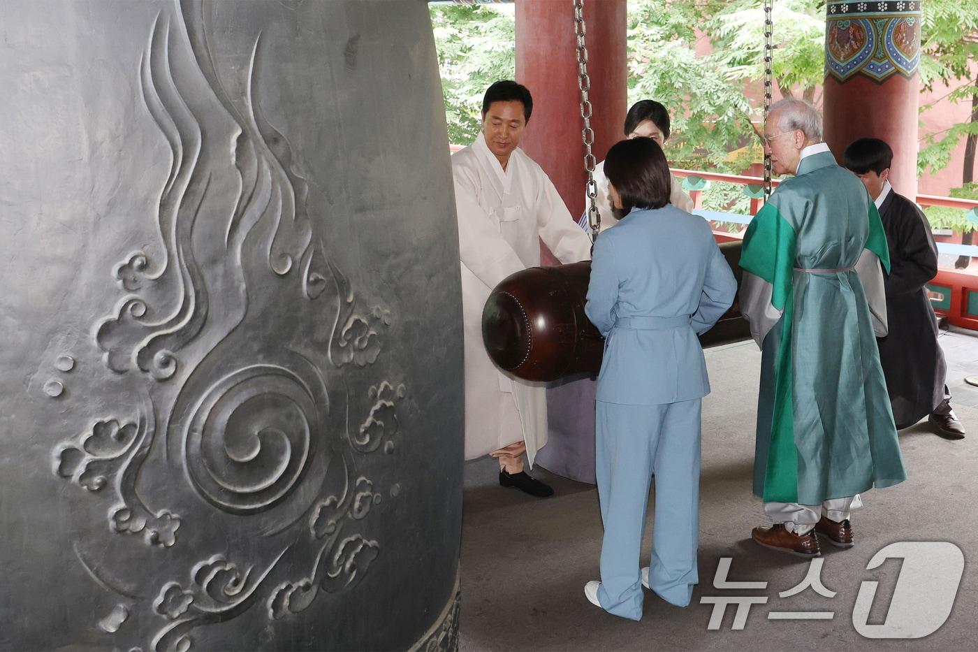 오세훈 서울시장과 독립운동가 고&#40;故&#41; 허석 의사의 5대손이자 파리올림픽 유도 은메달리스트 허미미를 비롯한 독립운동가 후손들이 15일 오전 서울 종로구 보신각에서 열린 &#39;제79주년 광복절 기념 타종식&#39;에서 타종을 하고 있다.&#40;공동취재&#41; 2024.8.15/뉴스1 ⓒ News1 민경석 기자