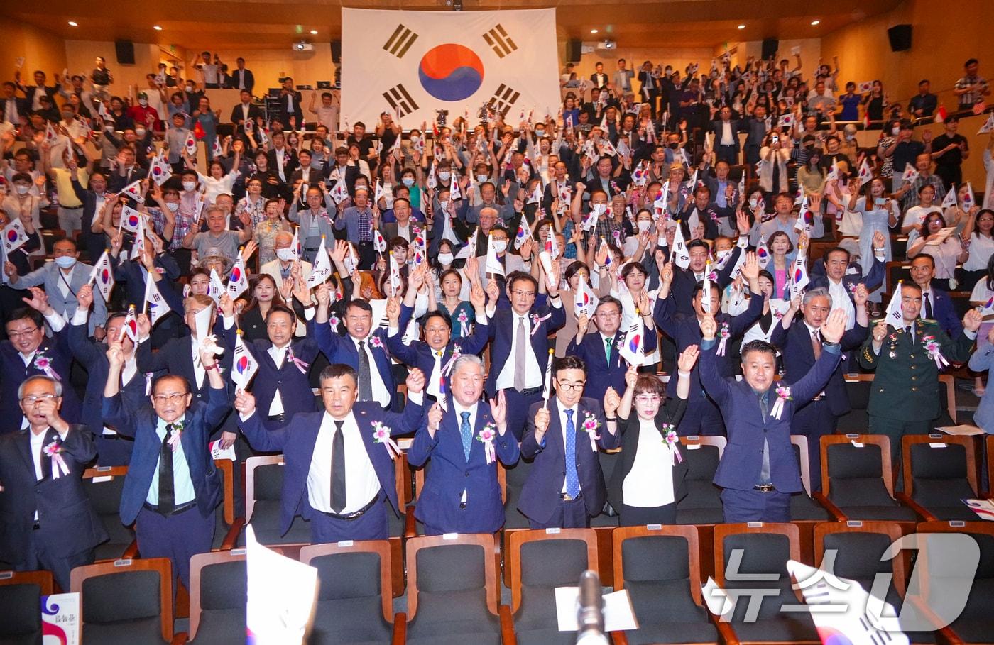 강기정 광주시장이 15일 동구 국립아시아문화전당&#40;ACC&#41; 예술극장에서 열린 ‘제79주년 광복절 경축식’에 참석해 내빈들과 만세삼창을 하고 있다.&#40;광주시 제공&#41;20224.8.15/뉴스1 