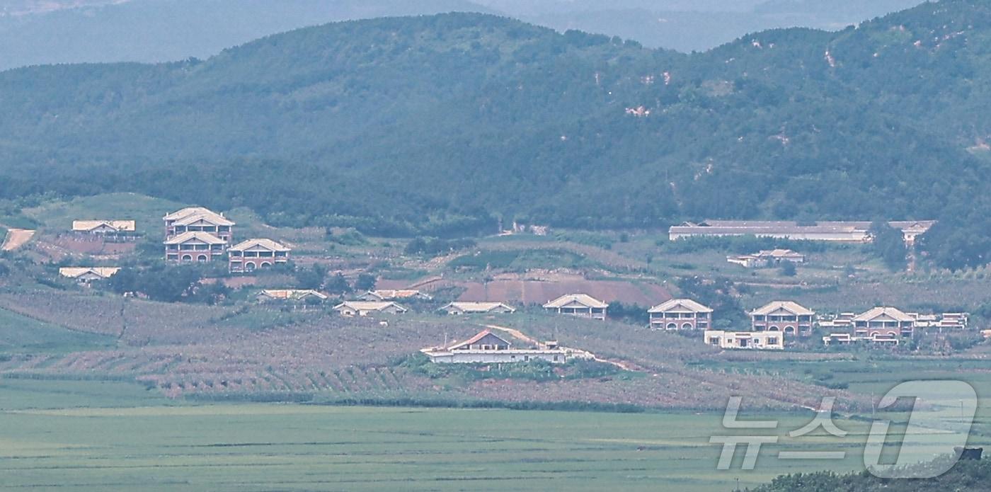 15일 경기 파주시 오두산통일전망대에서 바라본 북한 개풍군 마을 일대가 고요한 모습을 보이고 있다. 2024.8.15/뉴스1 ⓒ News1 김도우 기자