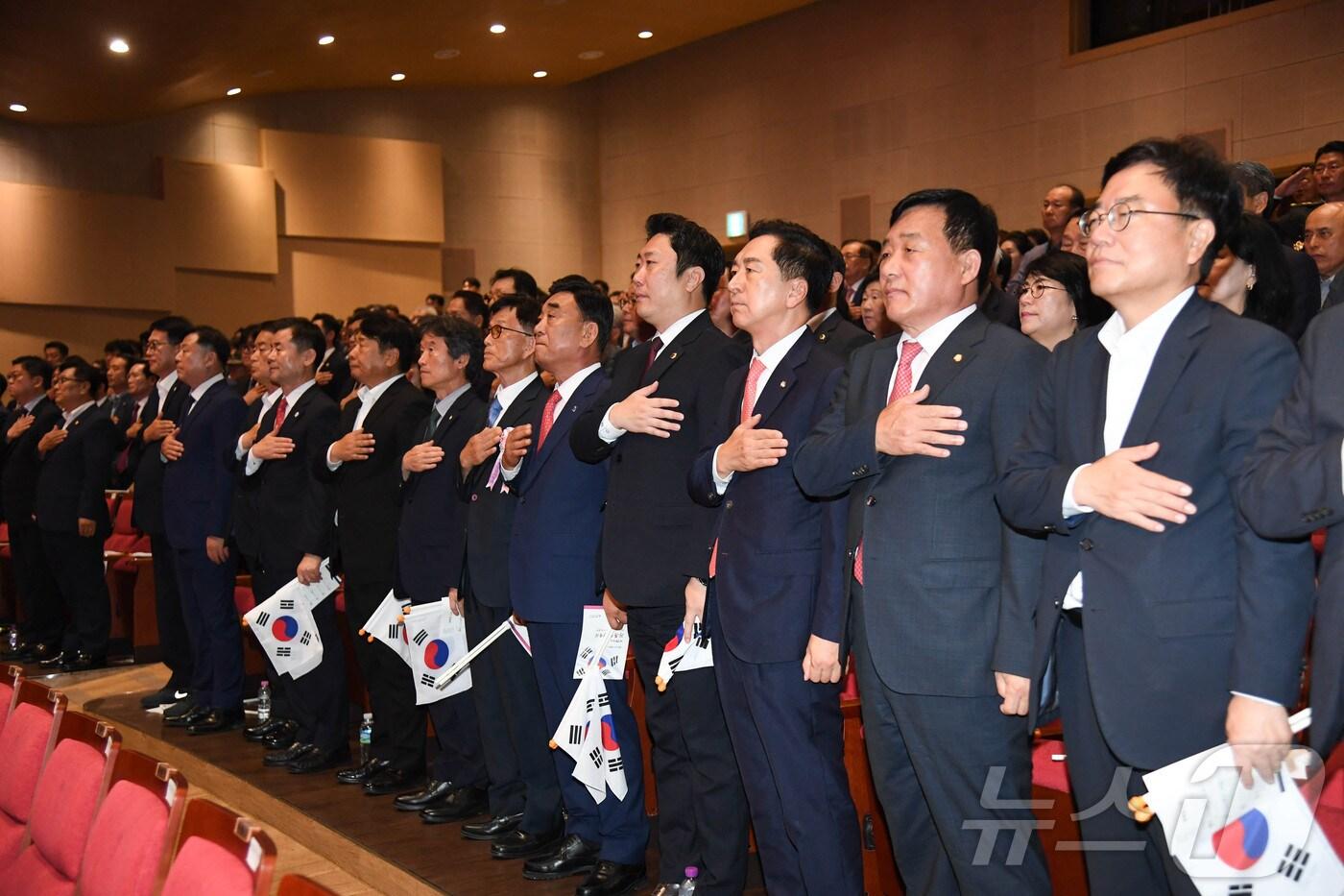 울산시가 15일 오전 10시 울산문화예술회관 대공연장에서 ‘제79주년 광복절 경축식’을 열고 김두겸 시장, 독립유공자 유가족, 관련 기관 및 단체 대표, 시민 등 1500여 명이 참석해 국민의례를 하고 있다.&#40;울산시의회 제공&#41;