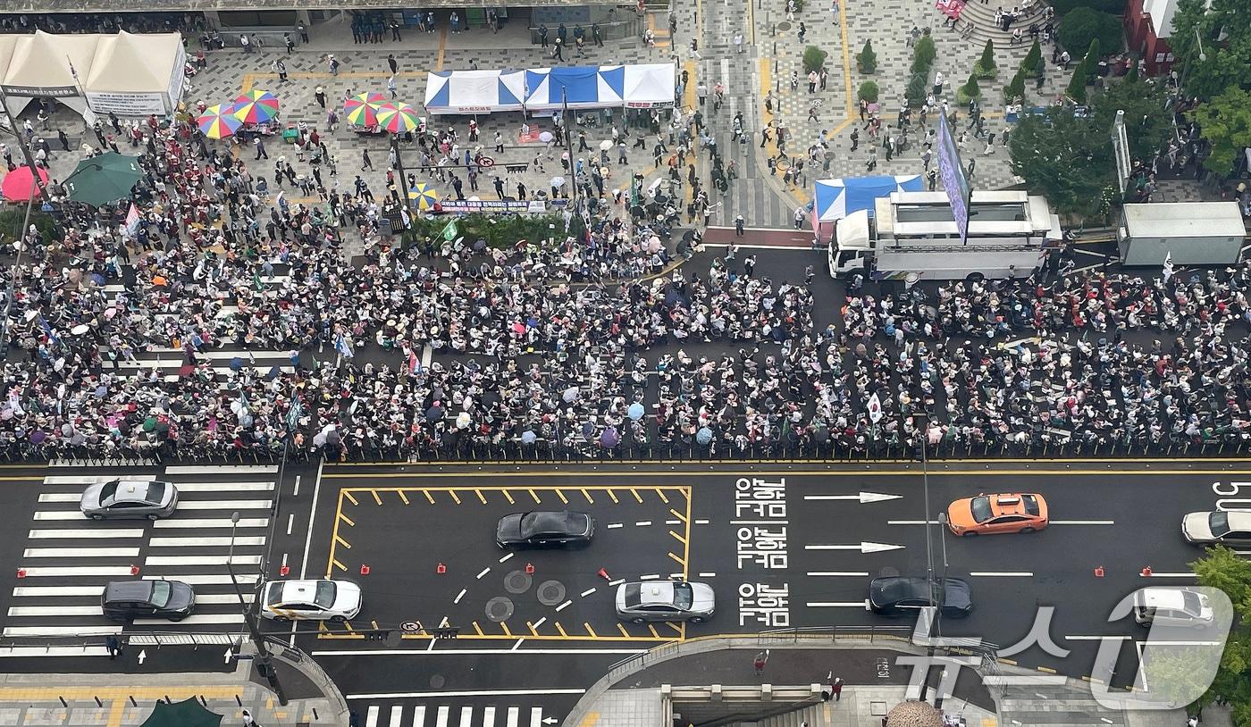 지난 광복절 서울 세종대로 서울광장 일대에서 대규모 집회로 일부차로가 통제되고 있다./뉴스1 ⓒ News1 임세영 기자