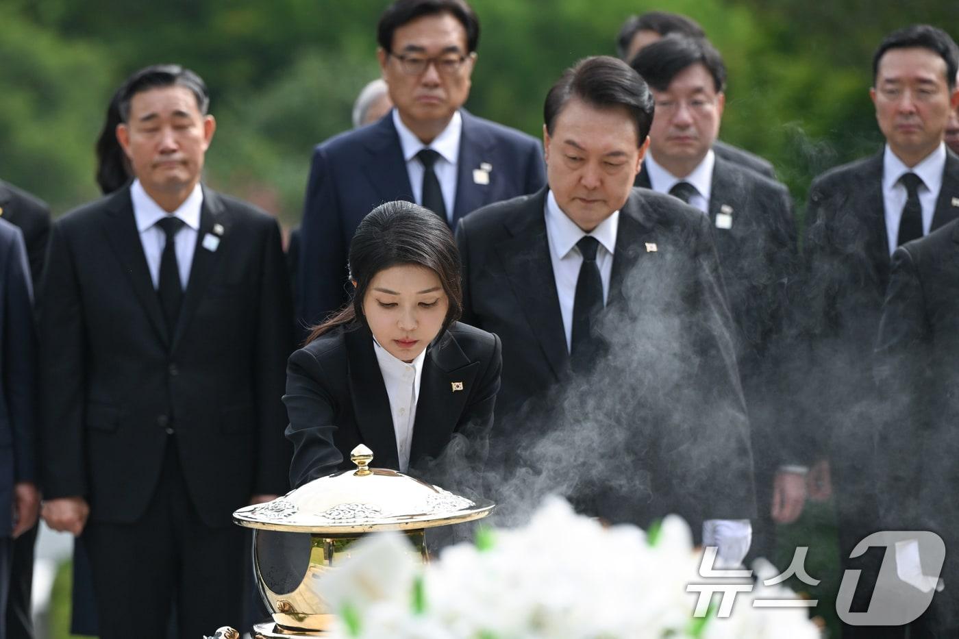 윤석열 대통령과 부인 김건희 여사가 15일 육영수 여사 서거 50주기를 맞아 서울 동작구 국립서울현충원 내 육영수 여사 묘역을 찾아 헌화와 분향을 하고 있다. &#40;대통령실 제공&#41; 2024.8.15/뉴스1 ⓒ News1 송원영 기자