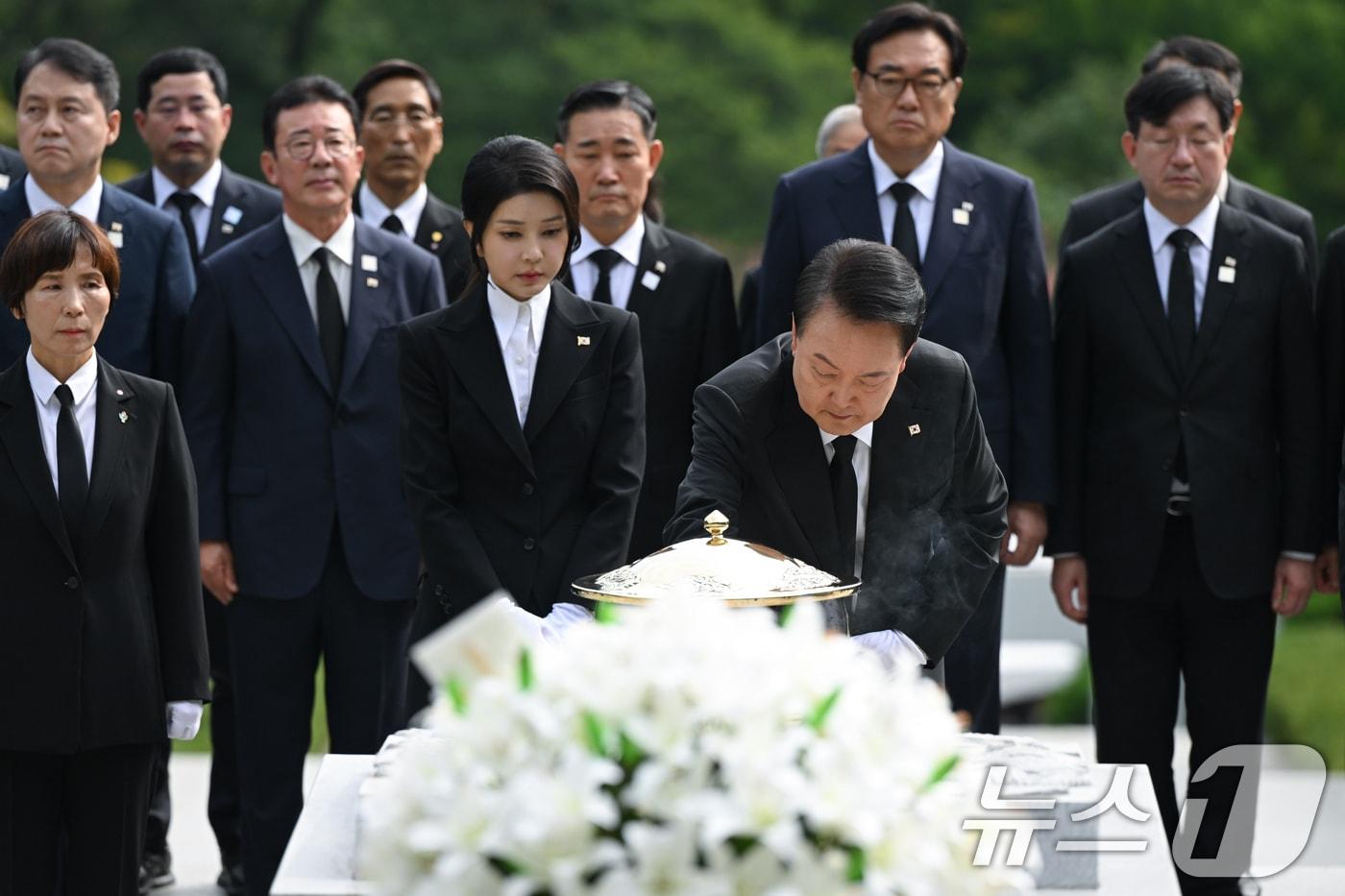 윤석열 대통령과 부인 김건희 여사가 15일 육영수 여사 서거 50주기를 맞아 서울 동작구 국립서울현충원 내 육영수 여사 묘역에서 헌화와 분향을 하고 있다. &#40;대통령실 제공&#41; 2024.8.15/뉴스1 ⓒ News1 송원영 기자