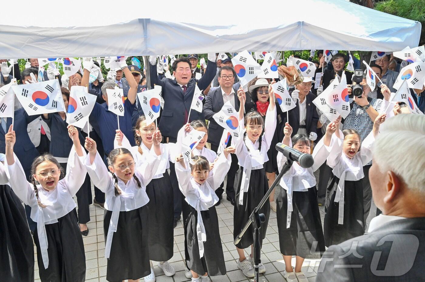 강원 원주시의 ‘제79주년 광복절 타종식’이 15일 원주시 치악종각에서 원강수 원주시장과 송기헌 더불어민주당 국회의원, 조용기 원주시의회 의장을 비롯한 여러 지역 인사들이 참석한 가운데 열렸다. &#40;원주시 제공&#41; 2024.8.15./뉴스1 ⓒ News1 신관호 기자