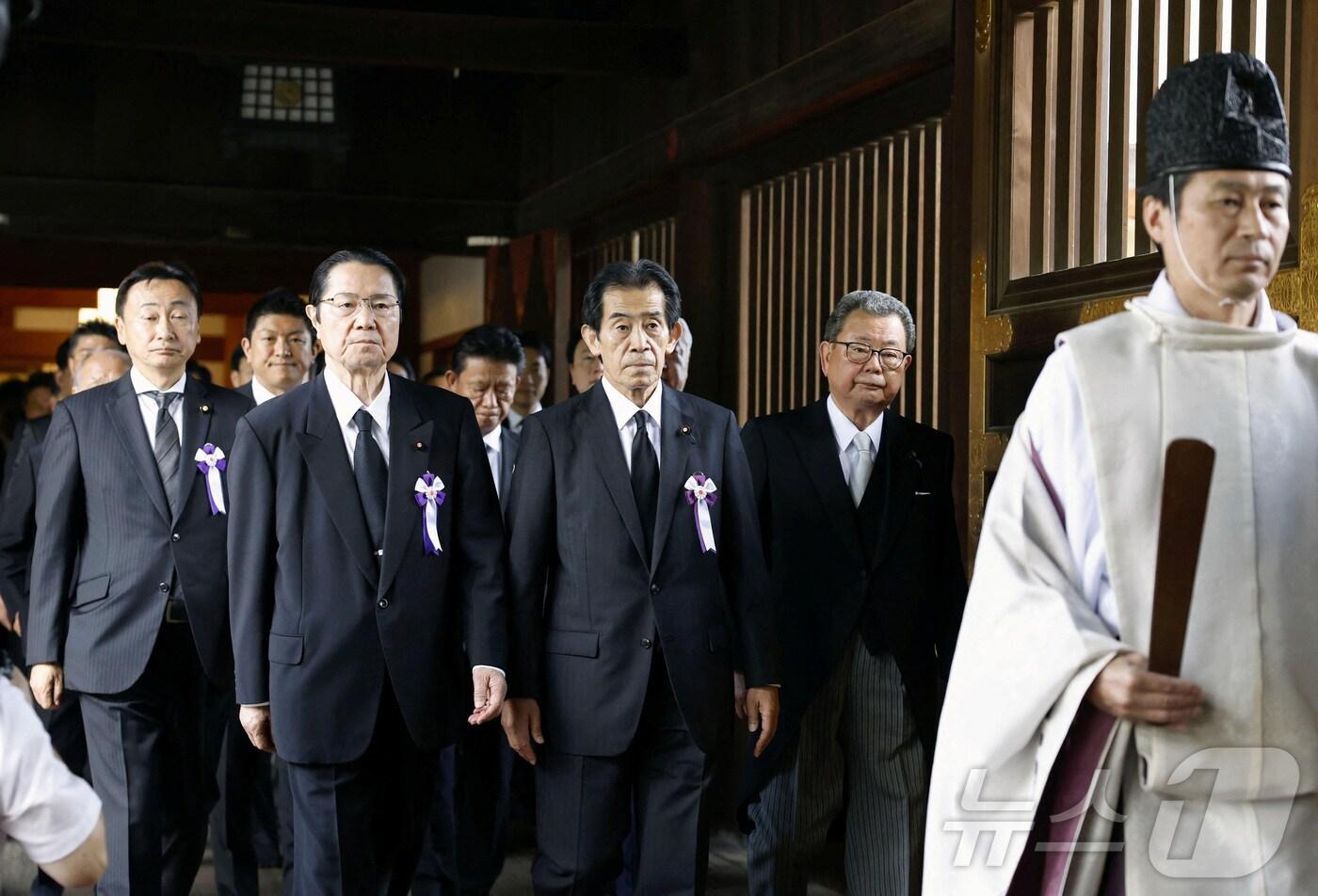 일본 의원들이 15일 &#40;현지시간&#41; 제2차 세계대전 ‘A급 전범’을 합사한 도쿄의 야스쿠니 신사를 참배하기 위해 도착하고 있다. 2024.08.16 ⓒ 로이터=뉴스1 ⓒ News1 우동명 기자