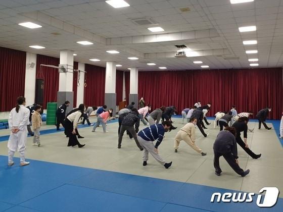  16일 충북 충주시는 전통무예 택견 보급을 위해 시민 택견학교를 운영한다고 밝혔다. 사진은 수련 모습.&#40;자료사진&#41;/뉴스1