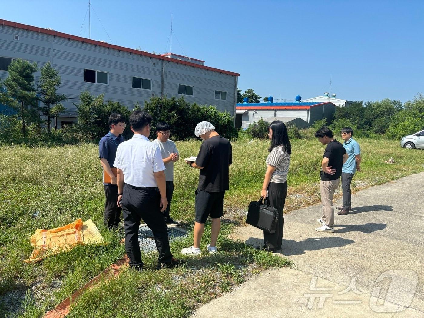  16일 충북 제천시는 봉양읍 미당천 인근 산업단지를 대상으로 폐수 배출 특별점검을 했다고 밝혔다. 사진은 점검 모습.&#40;제천시 제공&#41;2024.8.16/뉴스1