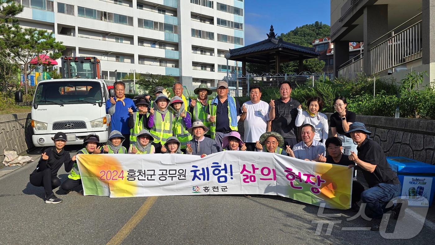 ‘공무원 체험! 삶의 현장’ 행사 참여한 홍천군 공무원들.&#40;홍천군 제공&#41;/뉴스1