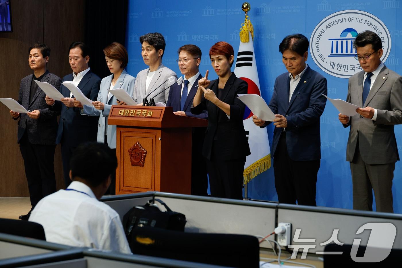 문재인 정부 청와대 출신 김영배&#40;왼쪽부터&#41;, 정태호, 고민정, 윤건영, 민형배, 이용선, 진성준 더불어민주당 의원이 16일 오후 서울 여의도 국회 소통관에서 검찰의 문재인 전 대통령 계좌 추적 관련 기자회견을 하고 있다. 2024.8.16/뉴스1 ⓒ News1 안은나 기자