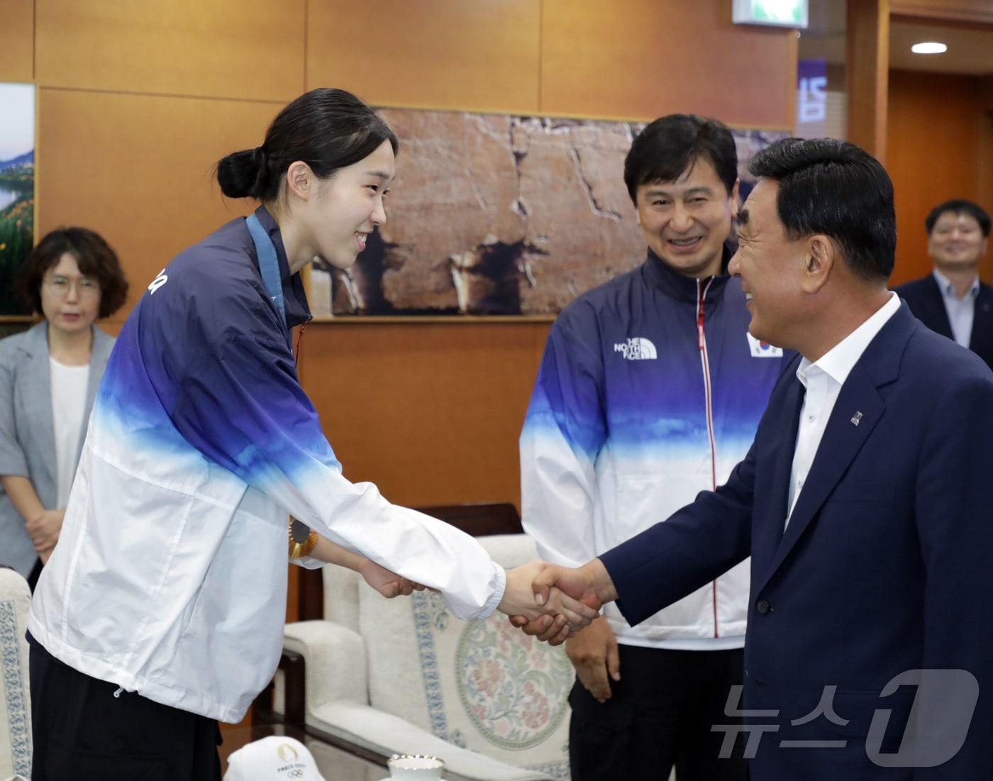 파리올림픽 태권도 여자 57kg급에서 금메달을 따낸 울산광역시 체육회 소속 김유진&#40;23&#41;이 16일 울산 남구 울산시청 시장실에서 김두겸 시장과 악수하고 있다. 2024.8.16/뉴스1 ⓒ News1 김지혜 기자