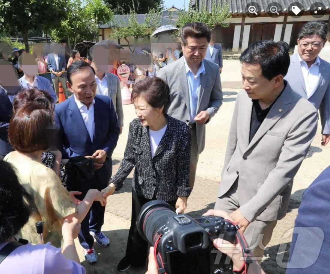  박근혜 전 대통령이 지난 14일 어머니인 고&#40;故&#41; 육영수 여사 옥천 생가를 찾았다.  오른쪽은 유영하, 왼쪽은 박덕흠 국민의힘 의원. &#40;SNS 갈무리&#41; ⓒ 뉴스1