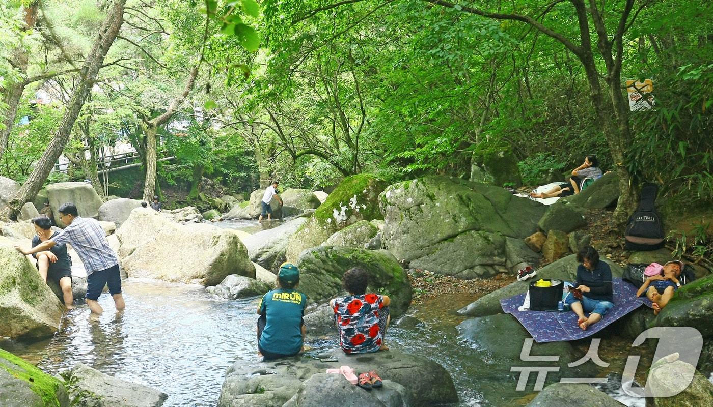 17일 오전 광주 북구 금곡동 무등산 원효사 계곡을 찾은 피서객이 계곡 물에 발을 담그며 더위를 식히고 있다.2024.8.17/뉴스1 ⓒ News1 박지현 기자