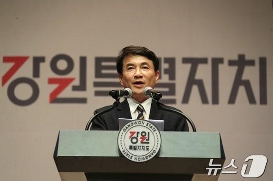 강원도가 15일 강원대 백령아트센터에서 연 제79주년 광복절 경축식에서 김진태 강원도지사가 경축사를 하고 있다.&#40;강원특별자치도 제공&#41; 2024.8.15/뉴스1