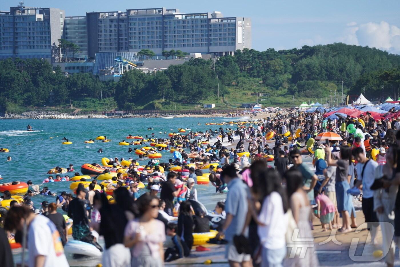 무더위가 이어진 17일 오후 강원 속초시 속초해수욕장을 찾은 피서객들이 물놀이를 즐기고 있다.&#40;속초시 제공&#41;2024.8.17/뉴스1