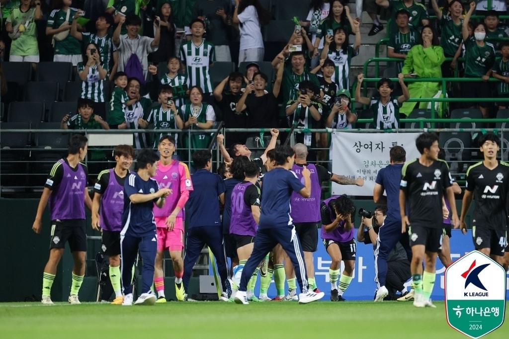 전북 현대가 포항 스틸러스를 2-1로 이겼다. &#40;한국프로축구연맹 제공&#41; 