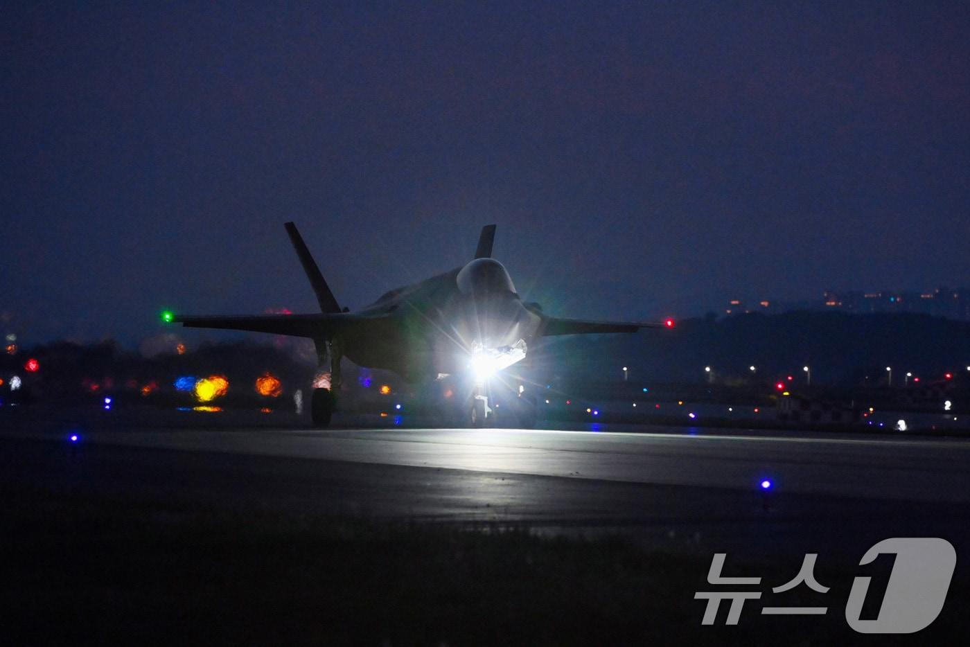 ‘을지자유의 방패’&#40;UFS&#41; 연습을 앞둔 15일 공군 제17전투비행단 F-35A 전투기가 야간비행훈련을 실시하고 있다. &#40;공군 제공&#41; 2024.8.18/뉴스1 ⓒ News1 박지혜 기자