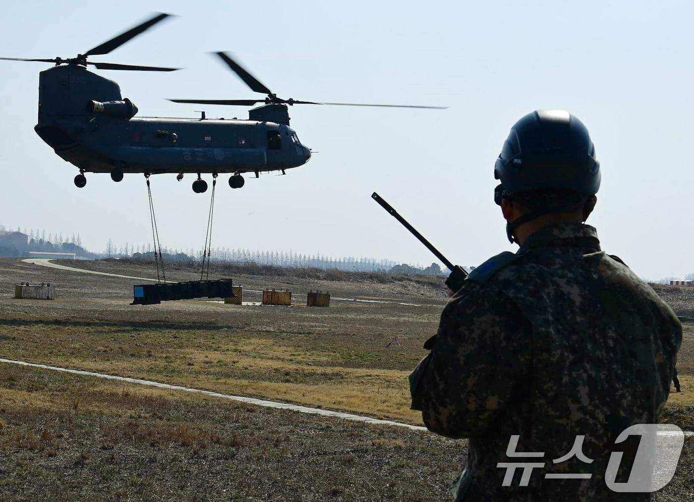 공군 미사일방어사령부와 제6탐색구조비행전대 장병들이 지난 3월 패트리어트 캐니스터&#40;Canister·유도탄 발사장치이자 운송 보관 컨테이너&#41;를 공중 수송하고 있다. 공군은 오는 19일부터 본격적으로 시작되는 ‘을지 자유의 방패&#40;UFS·Ulchi Freedom Shield&#41;’ 연습과 연계하여 오는 29일&#40;목&#41;까지 사령부와 비행단을 포함한 각급 부대에서 야외기동훈련&#40;FTX·Field Training Exercise&#41;을 실시한다. &#40;공군 제공&#41; 2024.8.18/뉴스1 ⓒ News1 박지혜 기자