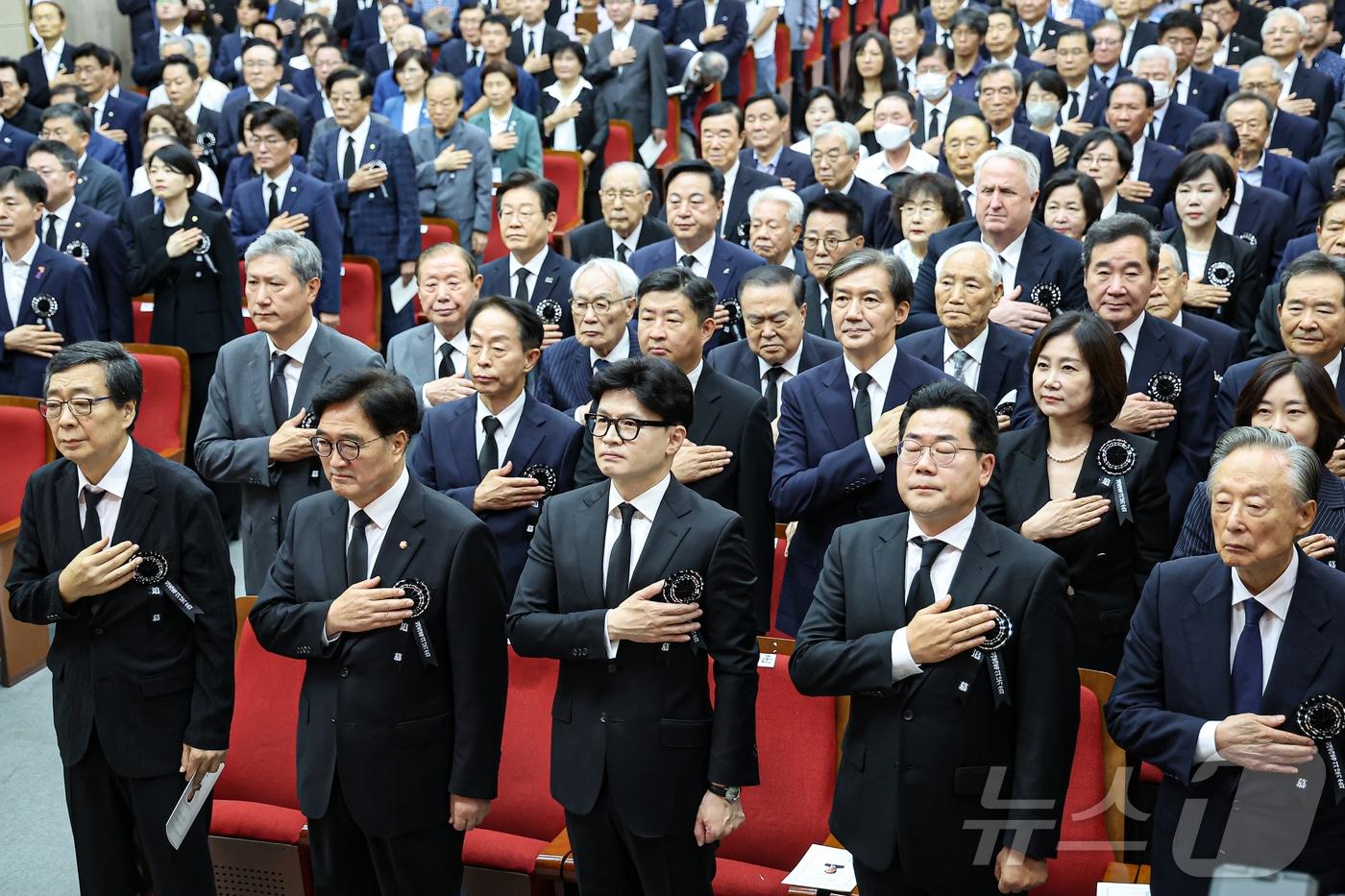 18일 서울 동작구 국립현충원에서 열린 고&#40;故&#41; 김대중 전 대통령 서거 15주기 추도식에서 우원식 국회의장, 한동훈 국민의힘 대표, 박찬대 더불어민주당 당대표 직무대행 등 참석자들이 국기에 경례를 하고 있다. 2024.8.18/뉴스1 ⓒ News1 김도우 기자