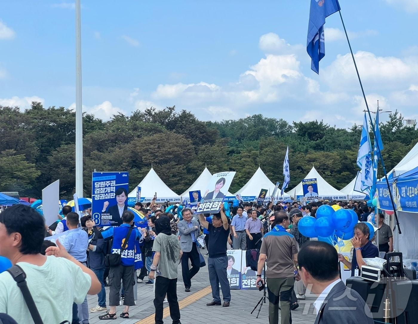 18일 오전 서울 송파구 올림픽공원 KSPO돔 앞에서 후보자 응원에 나선 지지자들 모습 ⓒ 뉴스1 임윤지 기자