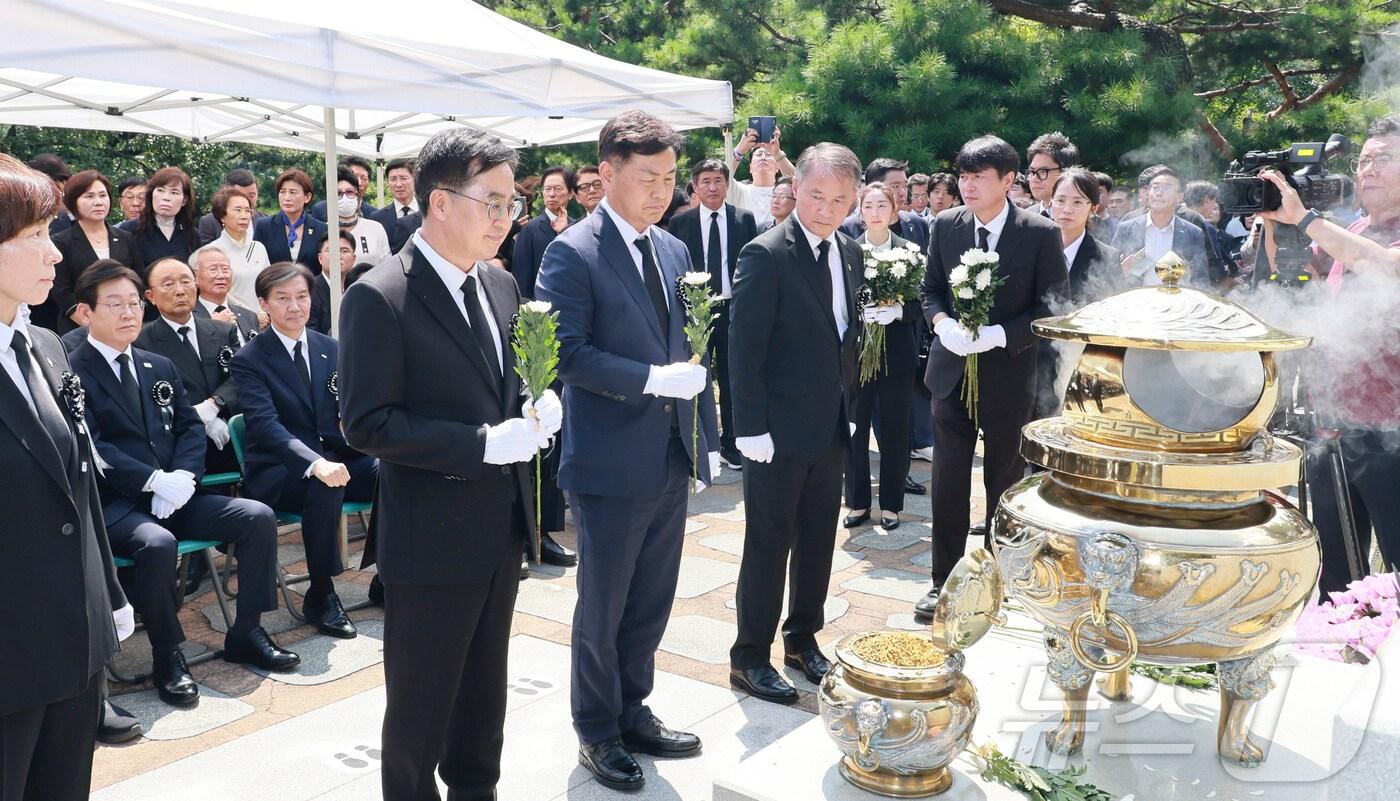 18일 김관영 전북자치도지사가 고 김대중 전 대통령 서거 15주기 추도식이 열린 국립서울현충원 묘소를 찾아 헌화하고 있다.2024.8.18&#40;전북자치도 제공&#41;/뉴스1