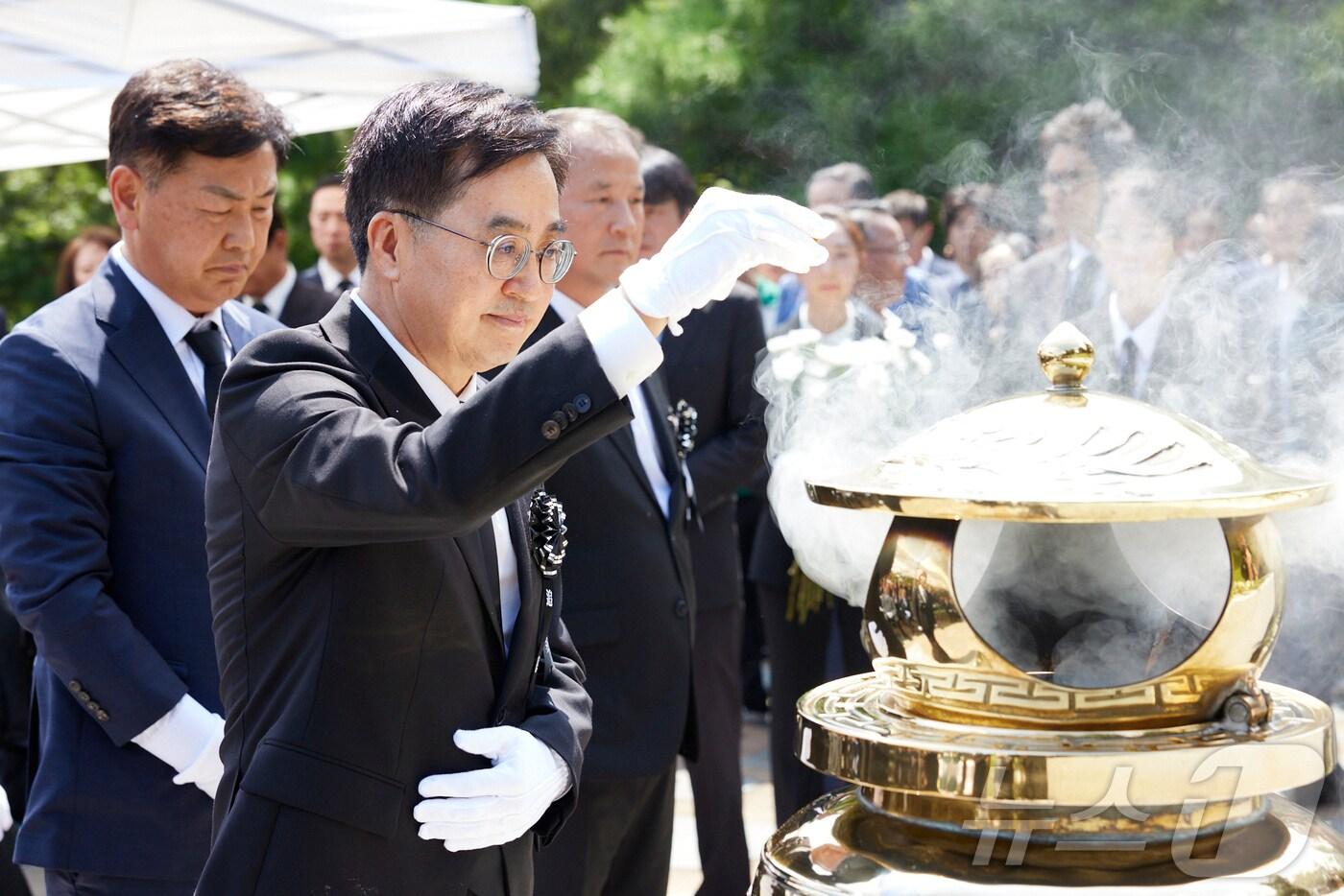 18일 오전 국립서울현충원에서 열린 김대중 전 대통령 서거 15주년 추념식에서 김동연 경기도지사가 분향을 하고 있다.