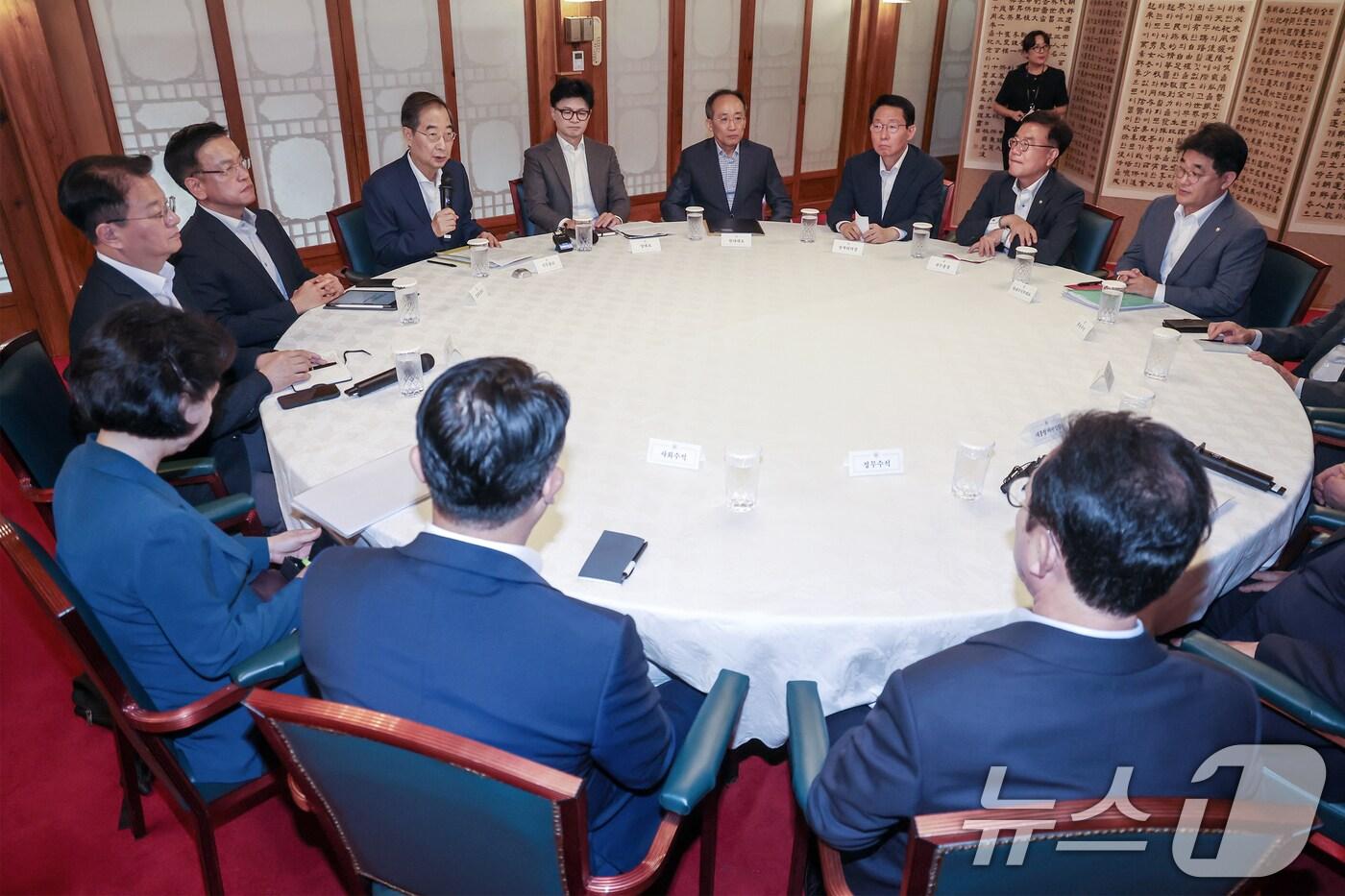 한덕수 국무총리가 18일 오후 서울 종로구 총리공관에서 열린 고위당정협의회에 참석해 모두발언을 하고 있다. 2024.8.18/뉴스1 ⓒ News1 민경석 기자